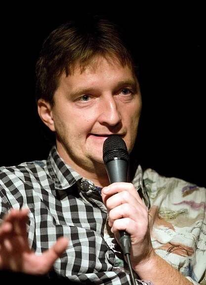 Mistr sportovních hlášek a moderátor Jaromír Bosák v Jazz Tibet Clubu v Olomouci