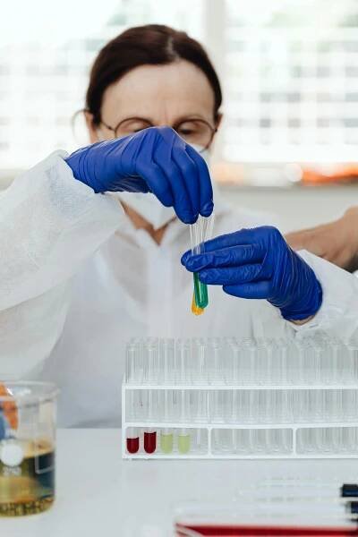 bezplatná Základová fotografie zdarma na téma analytická chemie, barevná kapalina, bezpečnost laboratoře Základová fotografie