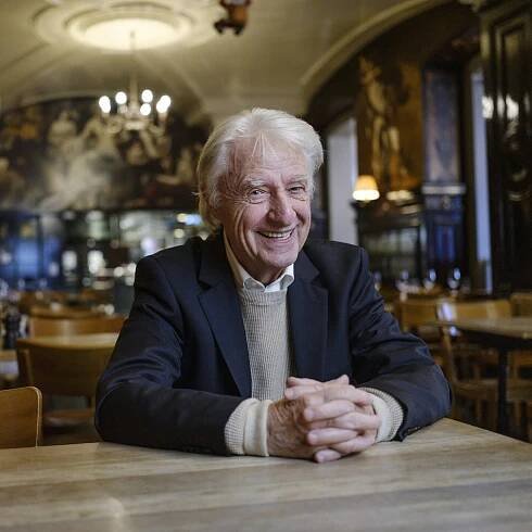 Der Schweizer Kabarettist Emil Steinberger sitzt im Restaurant an einem Tisch. Spätestens seit den 70er Jahren gehört Emil Steinberger fest zur Spitze des deutschsprachigen Kabaretts. Sein Humor und seine Sprache prägten Generationen. Legendär sein Sketch mit dem "Bömbli" und dem "Schäufeli" - und natürlich das berühmte "Ogtern". Er ist zu Gast in SWR1 Leute. (Foto: picture-alliance / Reportdienste, picture alliance/KEYSTONE | CHRISTIAN BEUTLER)
