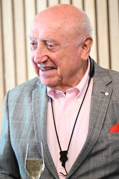 FOTO: Felix Slováček během přípitku. – stránka 128
