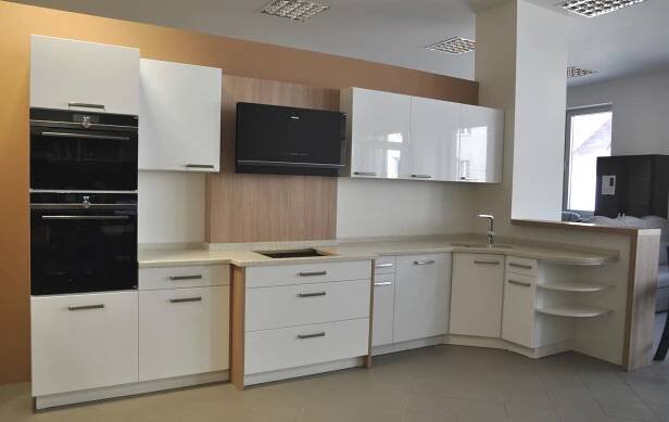 Kuchyně s deskou Corian v provedení fólie bílá / lamino dub amber | NORE nábytek a kuchyně HANÁK Brno, matrace a postele
