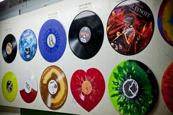 Vinylová LP deska slaví 75 let. Před lety přežila klinickou smrt, slaví návrat ve velkém stylu