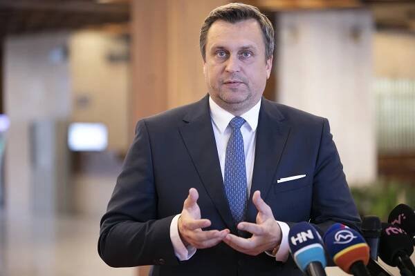 Zverejnili majetkové priznania verejných funkcionárov za rok 2019. Koľko toho priznali? | Regióny.sk