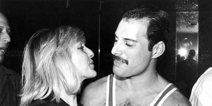 Freddie Mercury se svou životní láskou Mary Austin.
