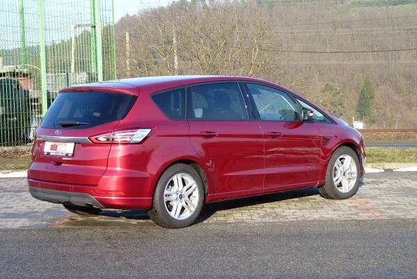 Test: Ford S-Max zůstává nejlépe jezdícím MPV! | Automobil Revue