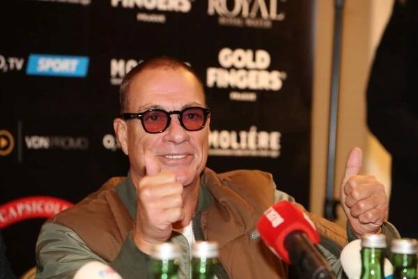 Jean-Claude Van Damme (63) v Praze: Úsměvy, podpisy a nadšení z obrazu!