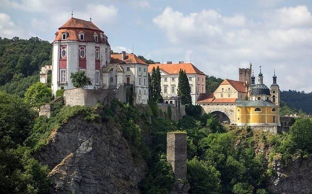 Zámky jižní Moravy s výhledem na řeky a přehrady: Vranov, Znojmo a Uherčice