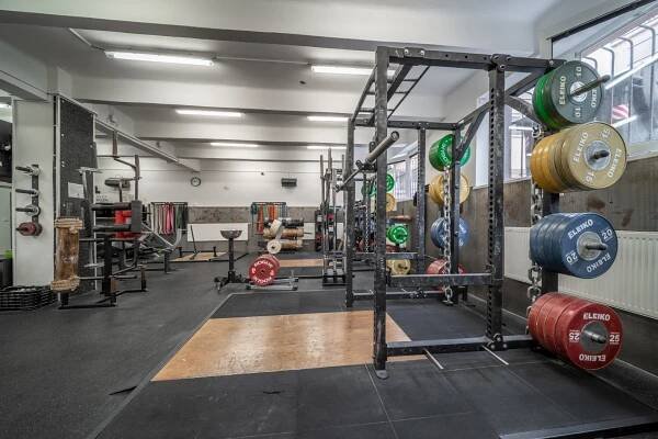 Iron Base Gym - Trenéři Online
