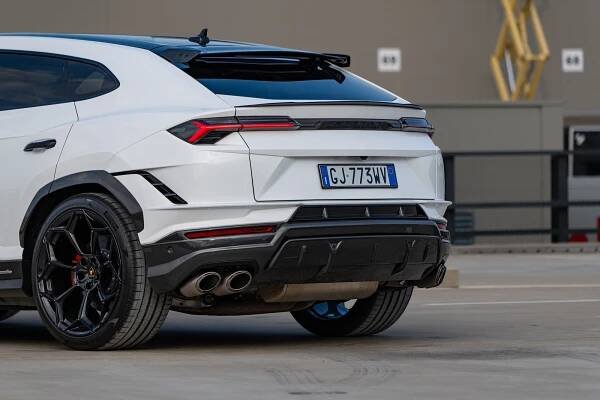 Lego pro pořádné chlapy za 5,3 milionu: Lamborghini Urus Performante jede jako zběsilé. Boduje i tam, kde byste to nečekali