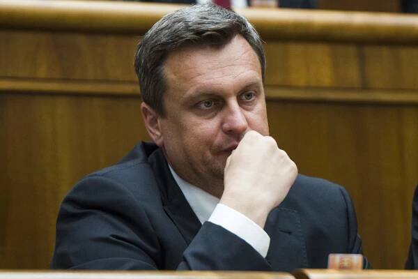 Danko rigorózku sprístupní, odvolávaniu čeliť nemusel. Podržali ho Fico s Bugárom