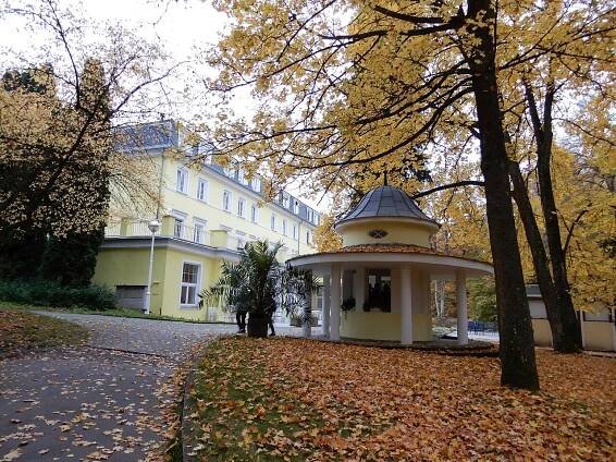 Soubor:Konstantinovy Lázně, pramen před Lázeňským domem.jpg – Wikipedie