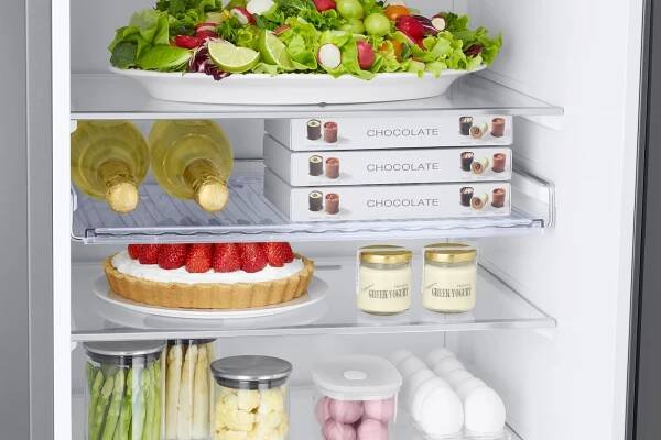 Samsung Series 5 Classic Fridge Freezer with SpaceMax™ Technology - Blac...