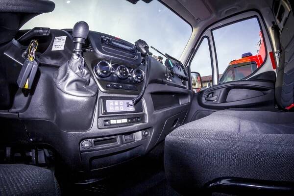 Zářivě červené dopravní automobily Iveco Daily dodala firma Kobit pro hasiče do Závady a Marklovic | POŽÁRY.cz - ohnisko