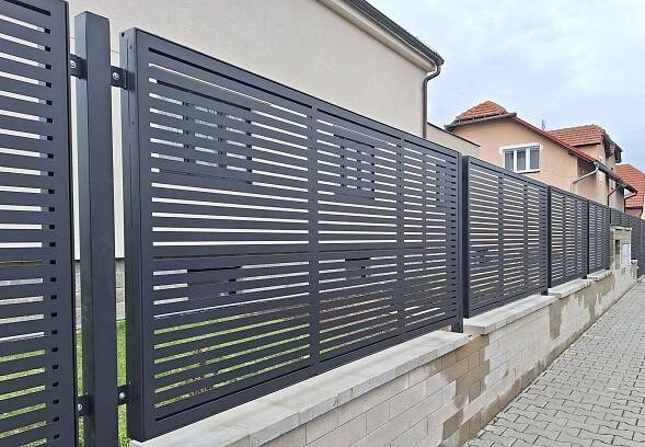 Plotové pole PROWERK s prémiovou výplní 2D vodorovných mikrolamel s vnějším lemem. Exkluzivní plot s unikátním řešení výplně. Realizace Černošice u Prahy.