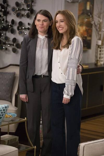 Viceprezident(ka) - Library - Z filmu - Clea DuVall, Sarah Sutherland