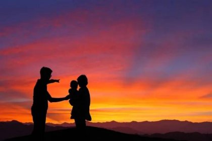 Silueta rodiny pozorování východu slunce — Stock fotografie