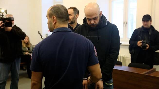 Muž kvůli pár tisícům zadusil seniorku polštářem. Soud ho poslal na 18 let za mříže