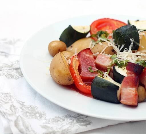 Pečená rajčata s cuketou a brambůrkem s bylinkovým olejem a parmezánem