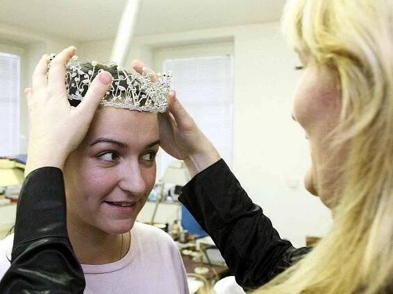 KORUNA PRO MISS JUNIOR USA na okamžik ozdobila hlavu pasířky Jitky Kratochvílové z jablonecké rodinné firmy Šenýr. Olga Kopalová (vpravo) připravovanou korunu pro Českou miss ukázat nesmí, ale podle koruny, která putovala do Ameriky, určitě půjde o skvost