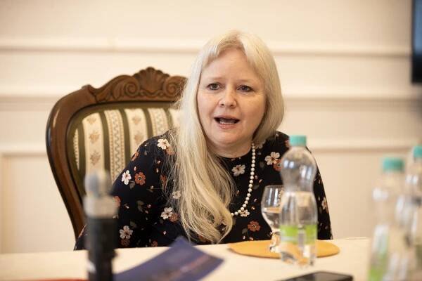 Matka gaye i členka lidovců. Poslankyně se tváří v tvář střetly o manželství pro všechny