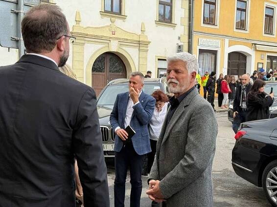 Petr Pavel na jihu Čech: Prezident vyrazil k vodopádu i na tvrz Cuknštejn