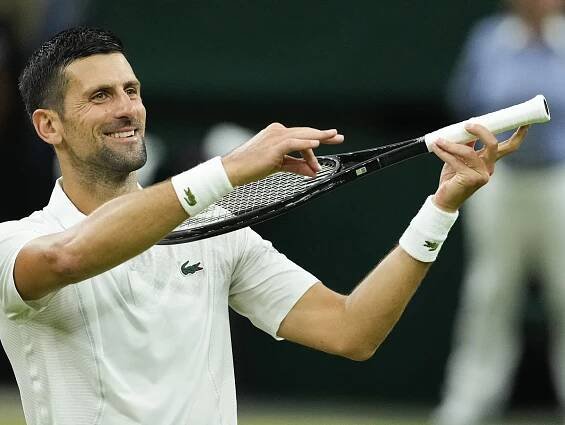 Novak Djokovič a jeho víťazné gesto po zápase