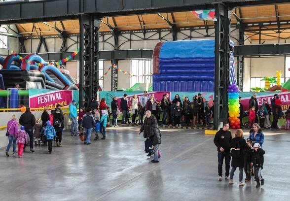 OBRAZEM: Festival skákacích hradů v Ostravě aneb Když děti dovádí