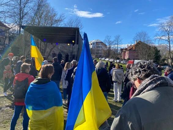 „Nebudeme mlčet, ale hlučet.“ Lidé se scházejí u ruské ambasády
