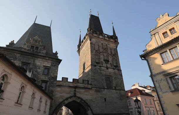 Sporná rekonstrukce věže u Karlova mostu. Praha 1 musí studii přepracovat