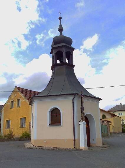 Soubor:Chapel in Tlumačov (01).jpg – Wikipedie