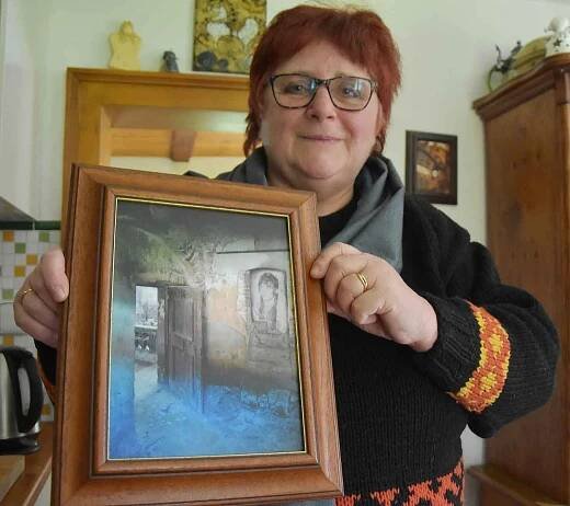 Eva Francová s uměleckou fotografií, kterou vytvořila pro svého muže.