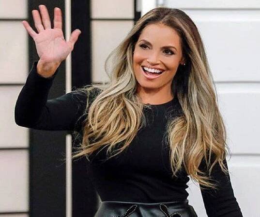 Trish Stratus Biography - Facts, Childhood, Family Life & Achievements