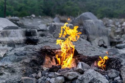 Neustále hořící oheň na místě emise zemního plynu na hoře Chimaera (Yanartas) v Turecku — Stock obrázek