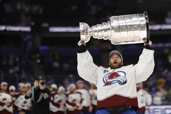 Francouz se do NHL už asi nevrátí, míní generální manažer Colorada