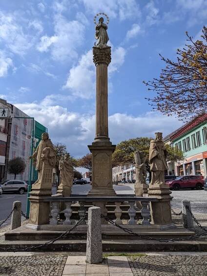 Soubor:Bystřice nad Pernštejnem - mariánský sloup na Masarykově náměstí (duben 2023).jpg – Wikipedie