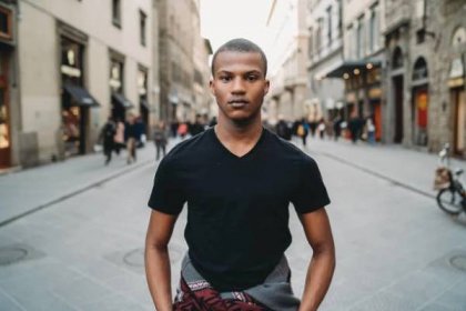 portrét mladého dospělého muže ve městě - young man t shirt - stock snímky, obrázky a fotky