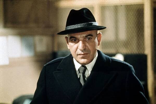 Před 101 lety se narodil představitel legendárního detektiva Kojaka Telly Savalas. Zemřel den po svých narozeninách