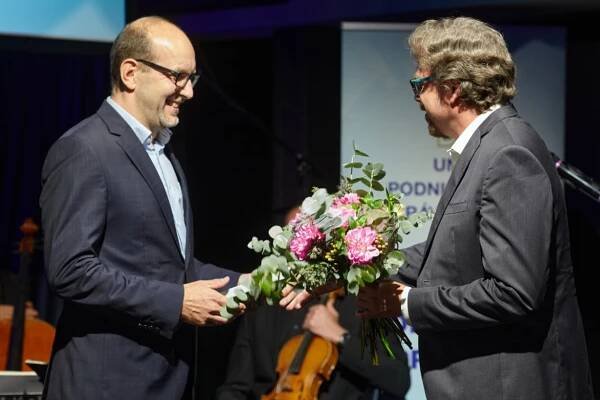 07-Náměstek ministryně spravedlnosti Michal Franěk předává ocenění Jiřímu Hrádkovi