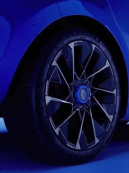 Renault Clio full hybrid E-Tech – F1 spoiler a disky kol