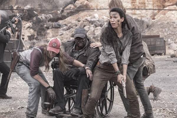 Živí mrtví: Počátek konce - Leave What You Don't - Z filmu - Daryl Mitchell, Danay Garcia
