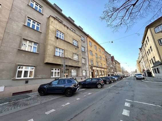 Prodej bytu 1+kk, 35 m2 s balkonem a sklepem Praha 10, Strašnice | Reality.iDNES.cz 