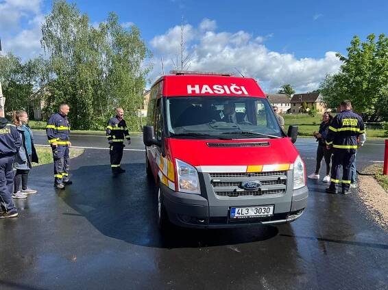 OBRAZEM: Dobrovolní hasiči v Zákupech ukázali novou zbrojnici