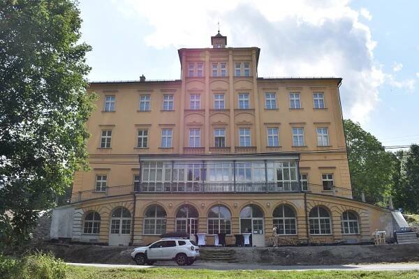 Z ubytovny chloubou. Opravený zámek Třemešek otevřel, podívejte se dovnitř