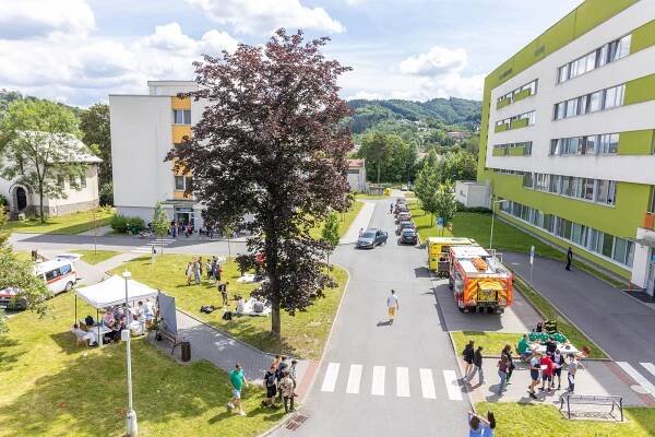 Vsetínská nemocnice otevřela dveře stovkám dětí. Zkusily první pomoc i švihadla