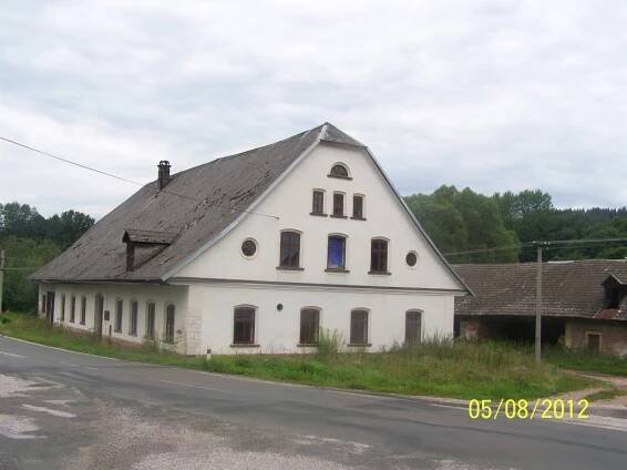 Dolní Olešnice pod Krkonoškým pohořím - po 100 letech rekonstruovaný statek - v pozadí hospod.budovy