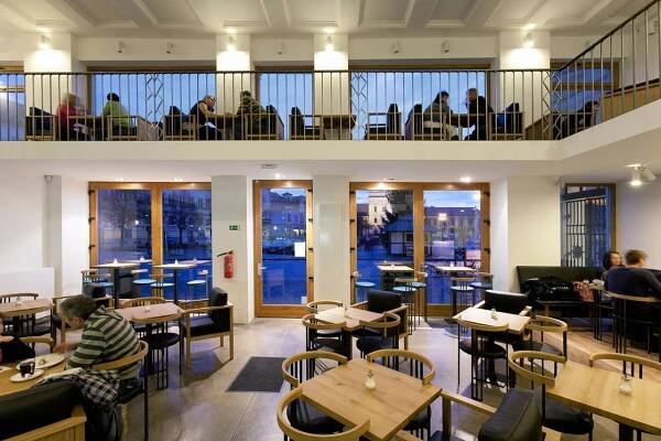 plan 3 kuchyně / Celá kavárna Jiné Café je umělecké dílo, které při každé návštěvě učaruje jinými detaily / Pozdrav od chameleona