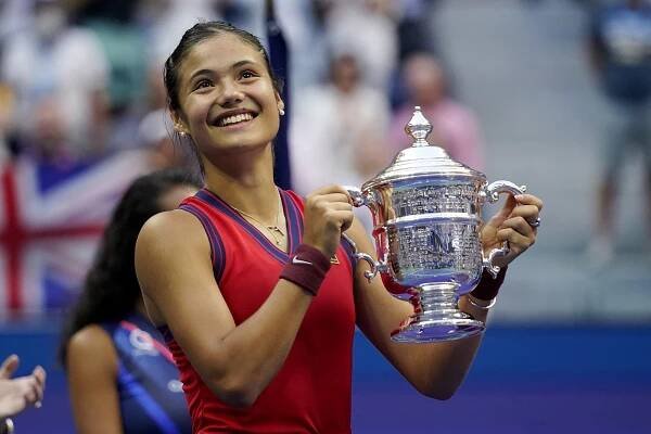 Zázračná Raducanuová v osmnácti letech ovládla US Open. Bez ztráty setu