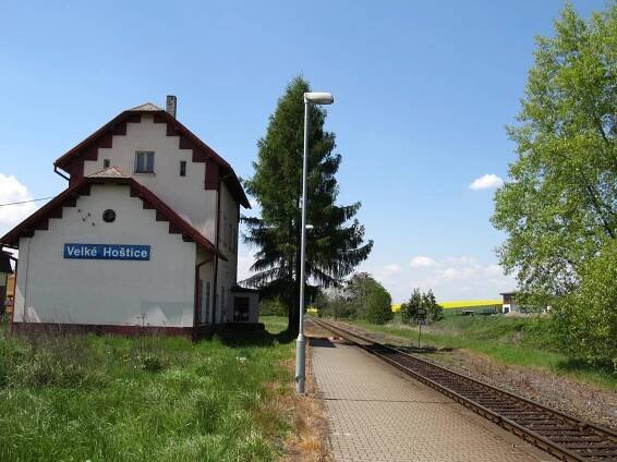 Soubor:Velké Hoštice, nádraží.jpg