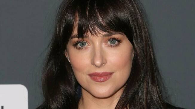 Krvavá Dakota Johnsonová! Při natáčení srazilo auto člověka