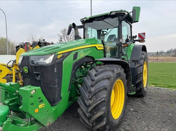 Kolový traktor John Deere 8R 370 | STROM PRAHA a.s. 
